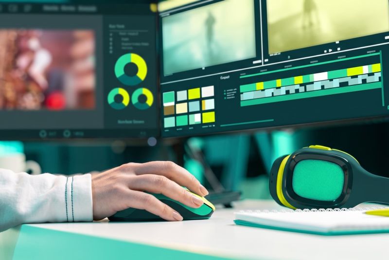 Trabajador de una agencia utilizando IA para social media